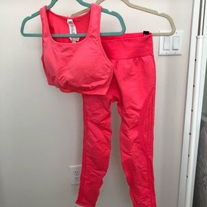 Demi Lovato seamless leggings and sports bra set